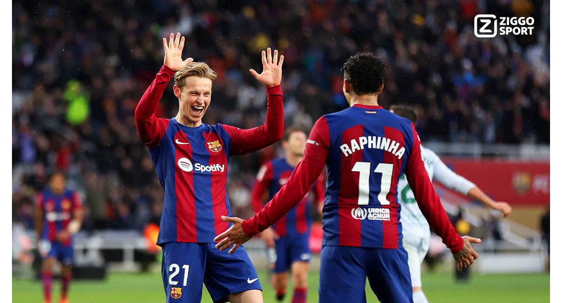 Voetballers die elkaar high-fiven