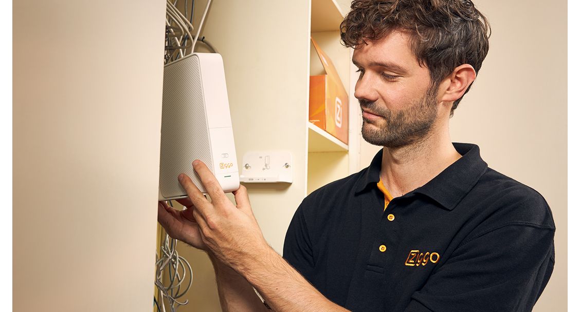 Servicemonteur aan het werk