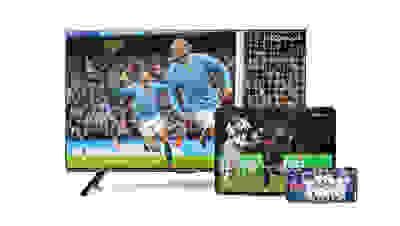 man juicht achter lapotop