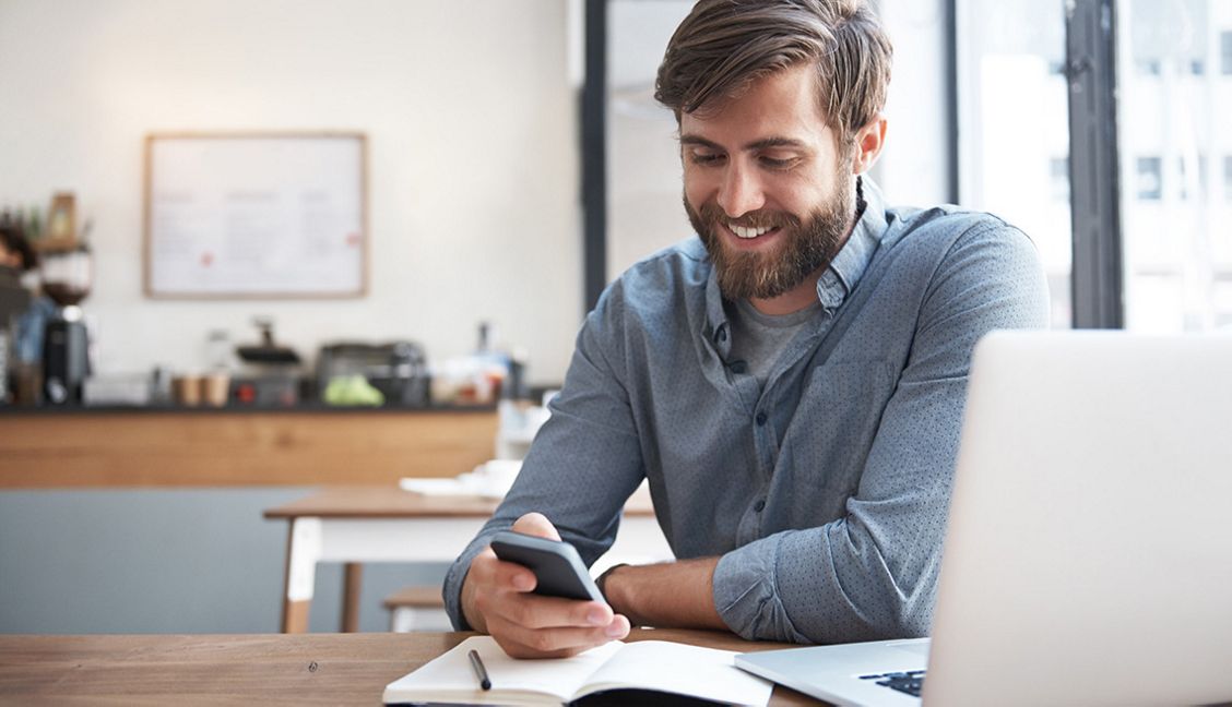 Klant met mobiele telefoon