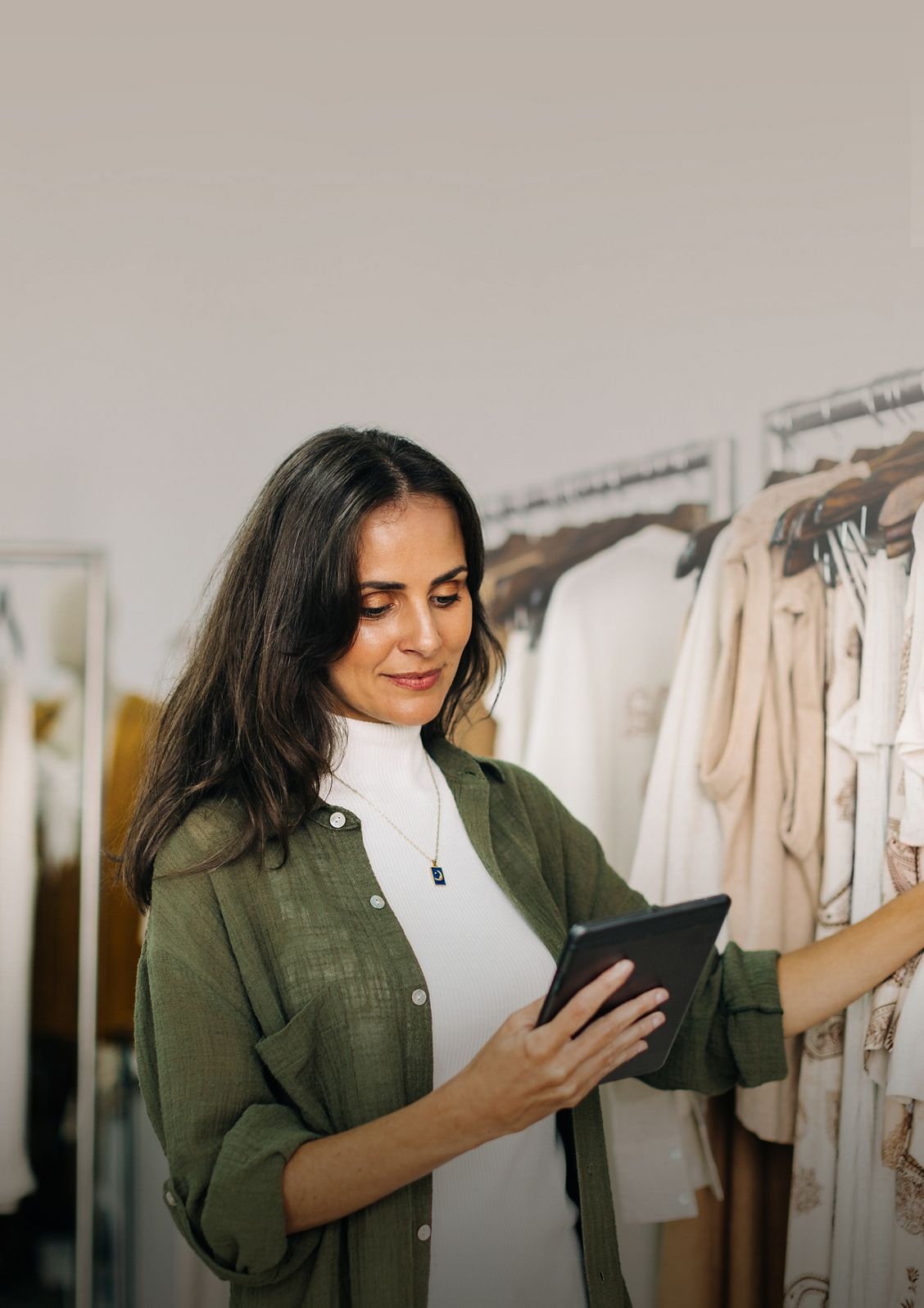 Afbeelding ondernemer in retail met een tablet