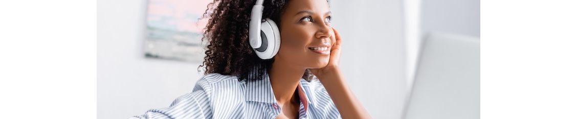 Bijtanken op vakantie? 11 business-podcasts die u niet wilt missen