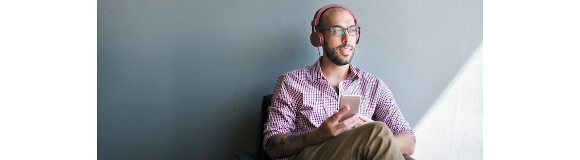 Bijtanken op vakantie? 11 business-podcasts die u niet wilt missen
