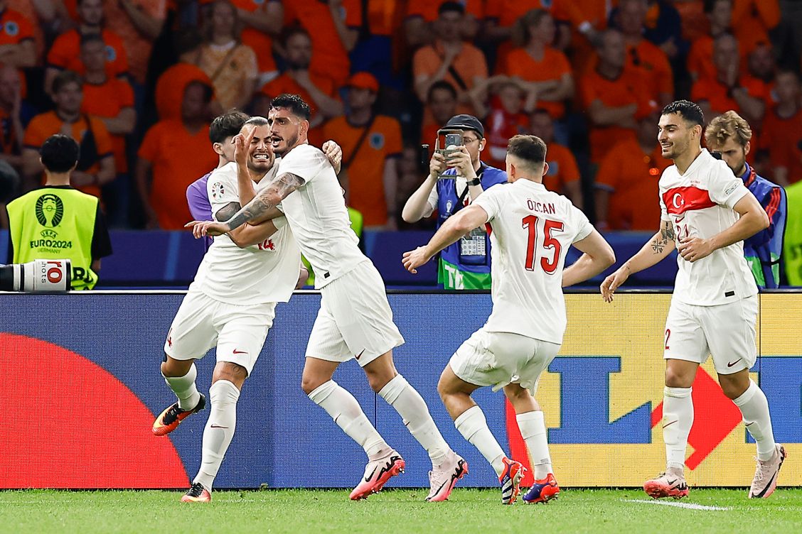 Turks voetbalelftal in actie tegen Nederland