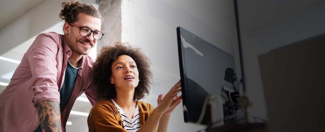 Man en vrouw kijk naar monitor