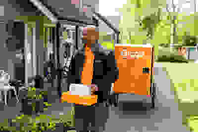 Servicemonteur aan het werk