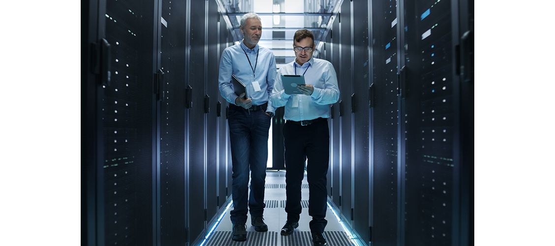 Overheidsmedewerkers in een serverruimte