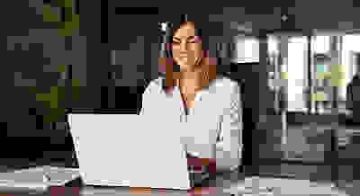 Een vrouw werkt op een laptop