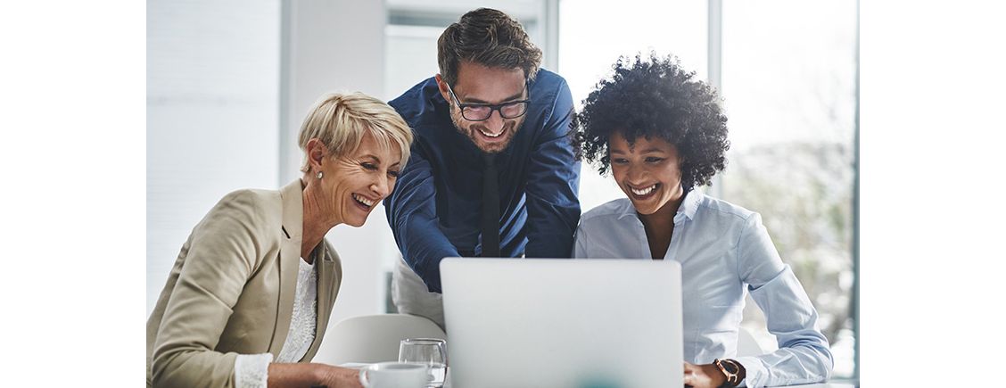 Drie mensen die samenwerken