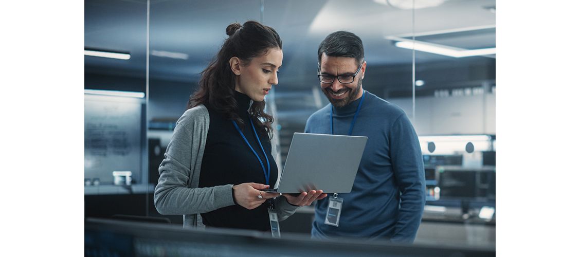 Twee mensen werken samen op een laptop