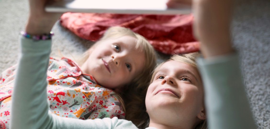 twee kinderen kijken naar een tablet
