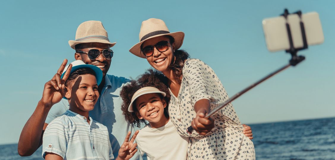 een gezin maakt een selfie