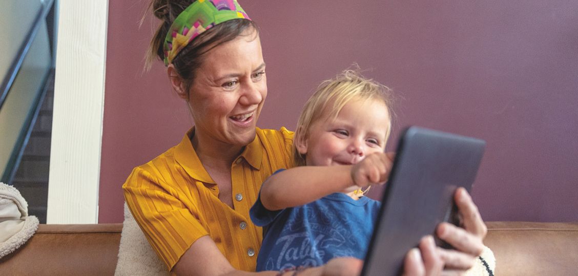 Moeder en kind kijken naar een tablet