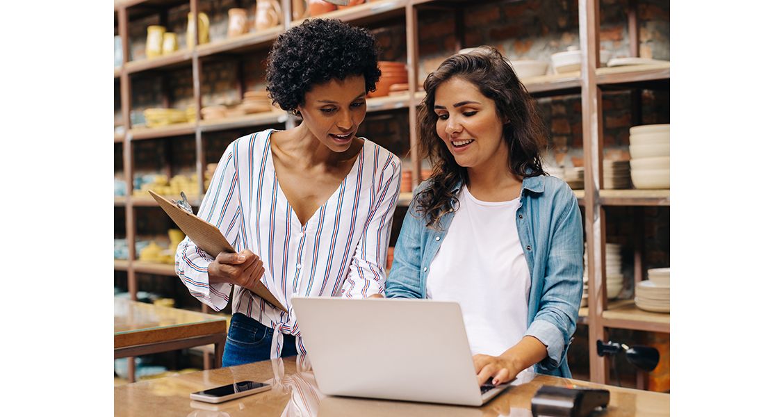 Een volle winkelstraat met winkelende mensen