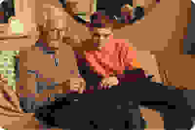 Kleinzoon helpt opa met instellingen