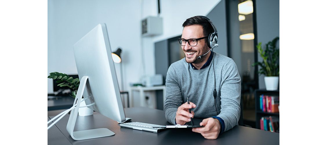 Een man werkt met een headset