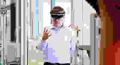Een man met een VR-bril