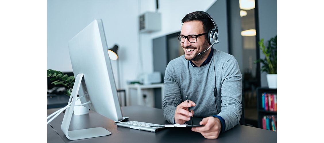 Een man werkt met een headset