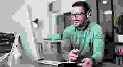 Een man werkt met een headset