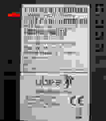 Draai het modem om. Op de onderkant zit een wit label met technische gegevens. Zoek de regel met ‘CM MAC’. Daarachter staat een reeks van twaalf cijfers en letters. Dit is het CM MAC-adres.