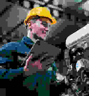 Een man in een moderne fabriek