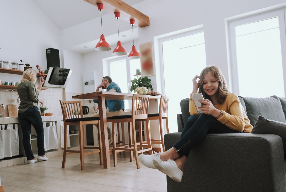 Een woonkamer en keuken met dochter, vader en moeder