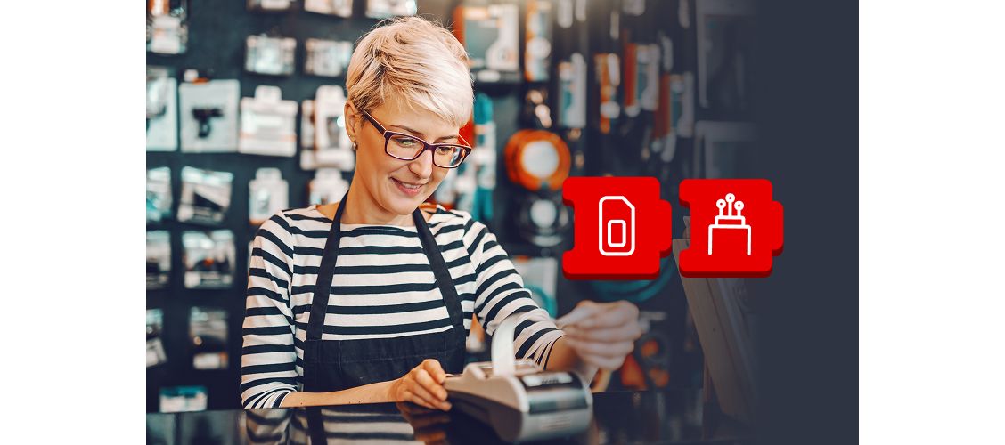 Een man werkt met een headset