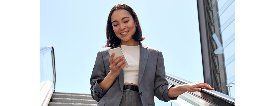 Een vrouw met een mobiele telefoon