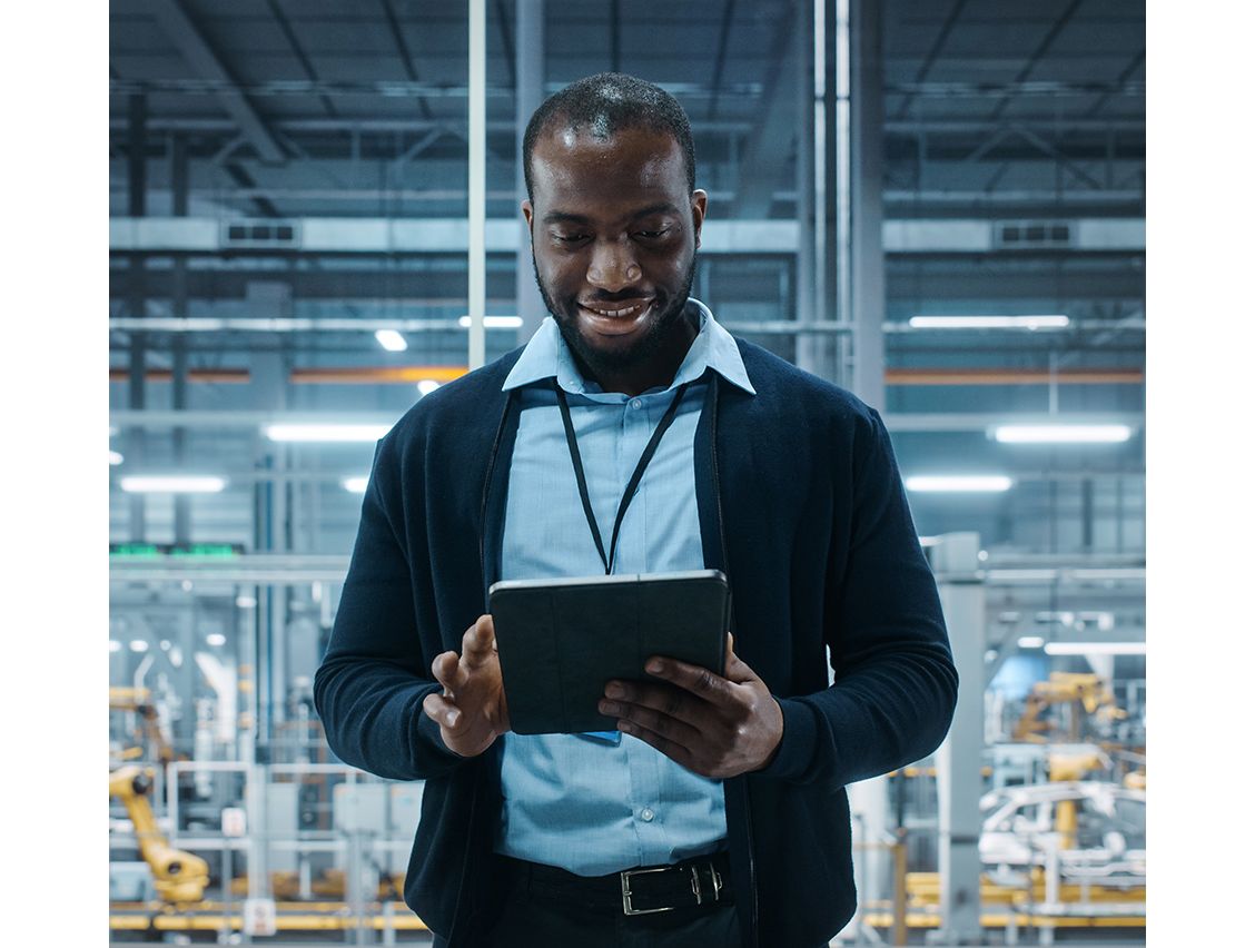 Een man met een tablet in een high tech fabriek