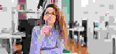 Vrouw denkt na over een idee voor productontwikkeling