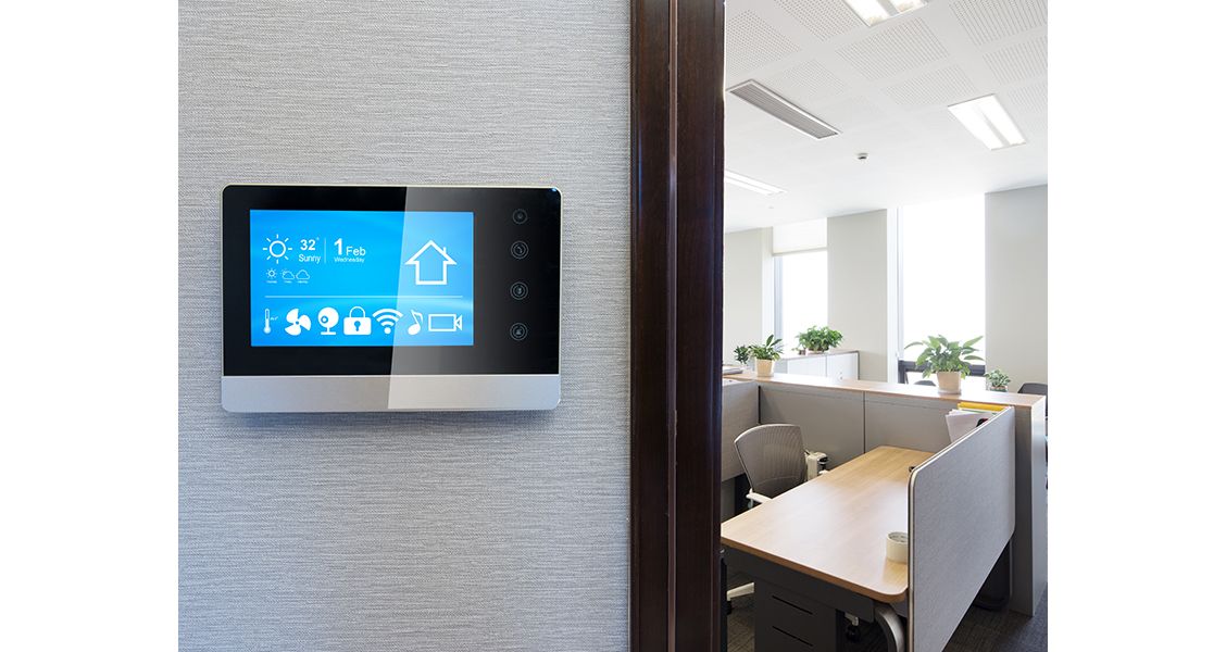 Een volle winkelstraat met winkelende mensen