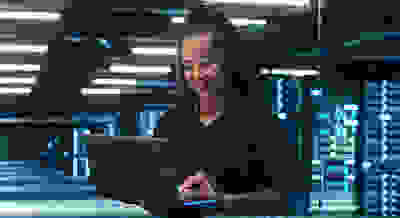 Een vrouw met een laptop in een zakelijke omgeving