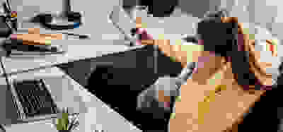 Freelancer afgeleid van werk op haar telefoon