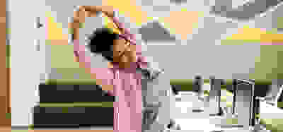 Vrouw doet stretchoefeningen