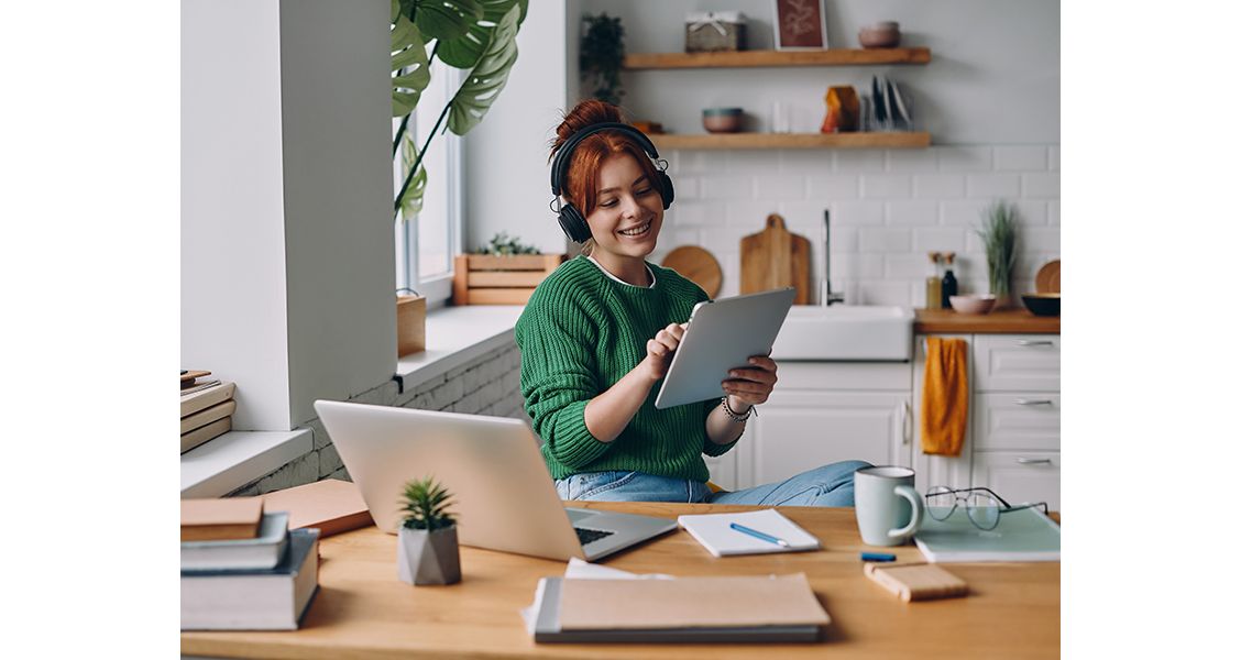 Een volle winkelstraat met winkelende mensen