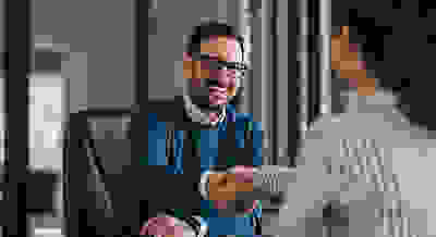 Twee mensen maken een zakendeal