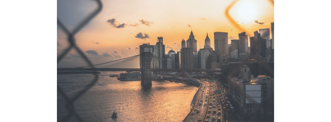 Stad met zonsondergang