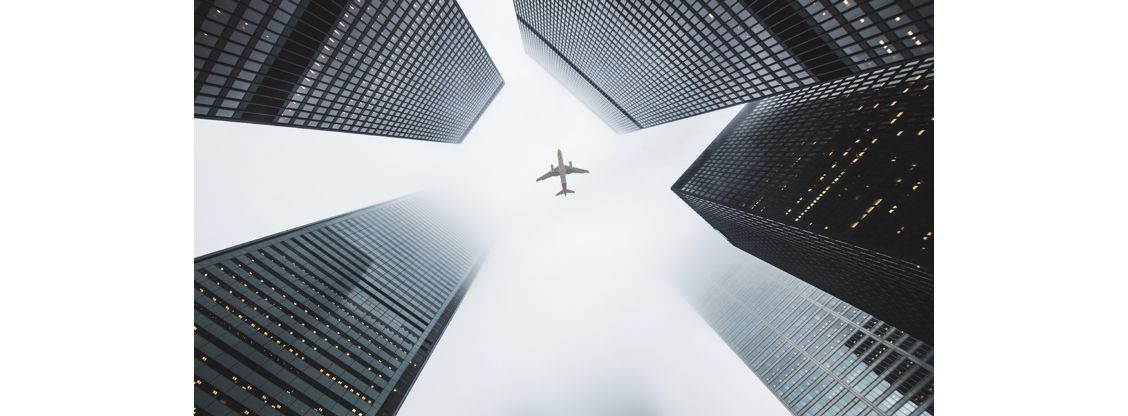 Vliegtuig vanaf de grond gefotografeerd