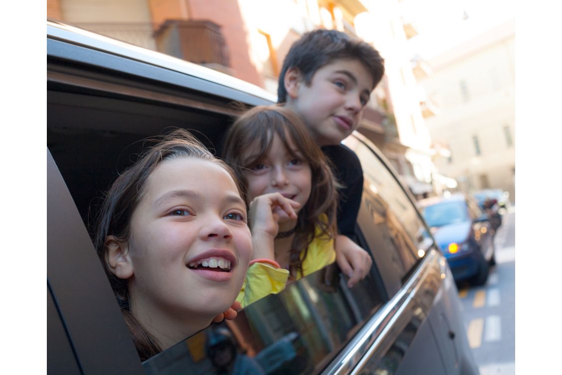 Kinderen kijken uit een autoraam