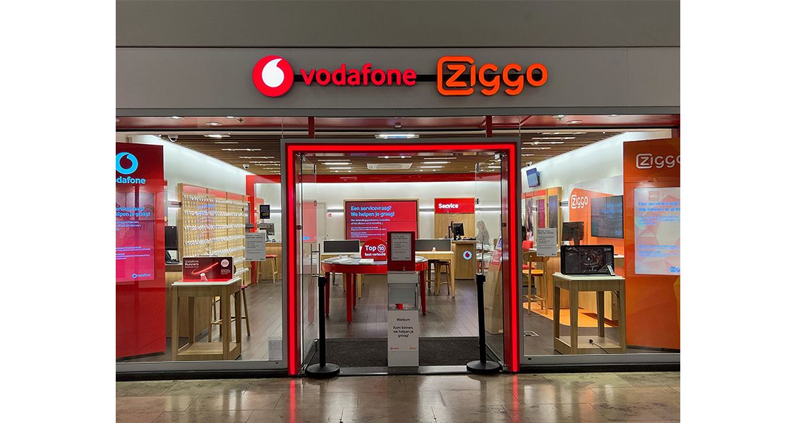 Een volle winkelstraat met winkelende mensen