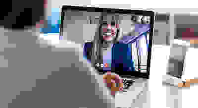Twee mensen videobellen elkaar