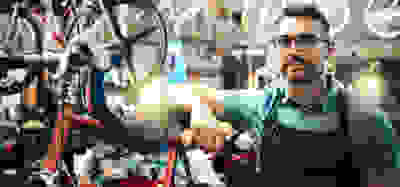 ZZp'er aan het werk achter een toonbank met broden